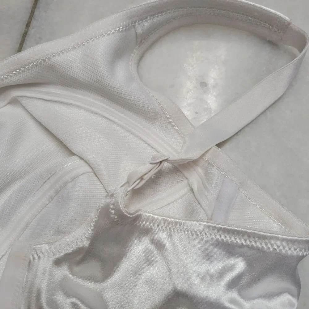 Breezies White Satin UltimAir Lined Wired Bra Size 42D